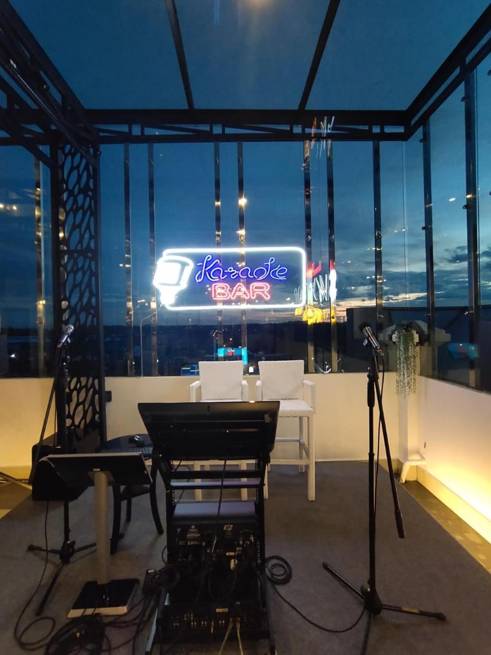 Hotel Harmony In & Karaoke 폰티아낙 외부 사진