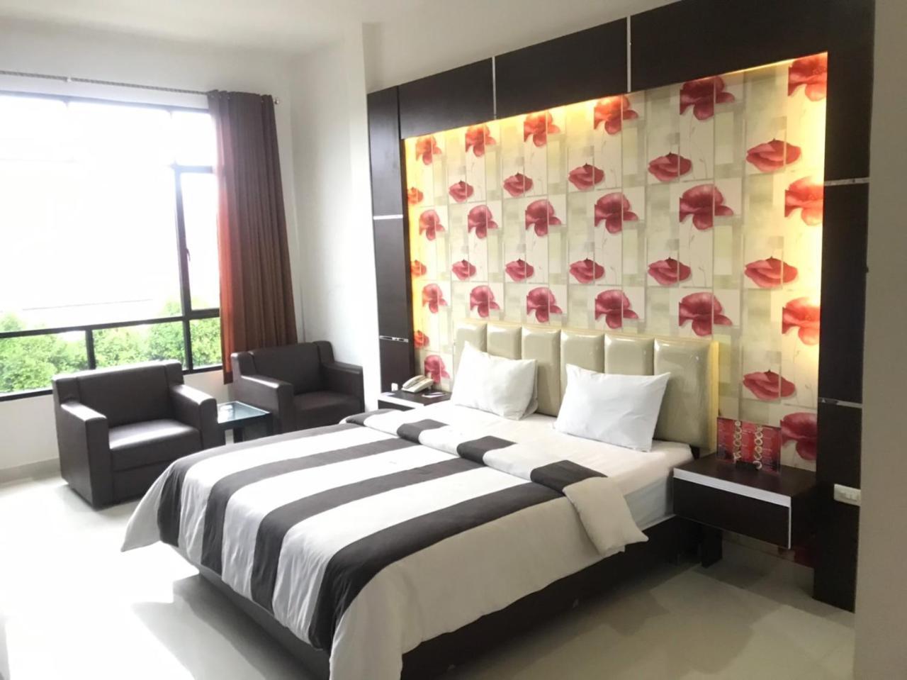 Hotel Harmony In & Karaoke 폰티아낙 외부 사진
